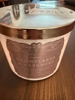 White Barn Snowflakes & Cashmere Candle 3- wick